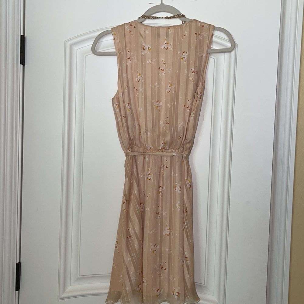 🌺 WAYF; Beautiful Mini Peach Floral Sleeveless Dress in Misses Sz. Extra Small! - Picture 7 of 12